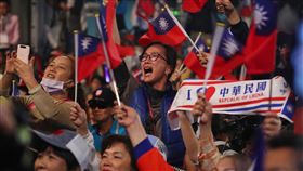 韓國瑜承認敗選　支持者激動聲援2020總統大選，國民黨總統候選人韓國瑜11日晚間在高雄市黨部外正式承認敗選，現場支持者難掩激動與失望，仍不斷高呼「我挺韓、我驕傲」。中央社記者王騰毅攝　109年1月11日