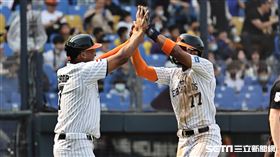 ▲世界棒球經典賽，荷蘭隊史庫普（Jonathan Schoop）、帕拉修斯（Joshua Palacios）跑回超前分。（圖／記者劉彥池攝影）