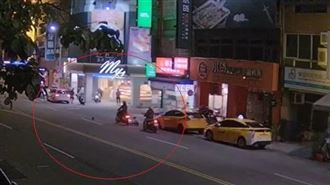 驚險！男童追球竄出馬路　遭機車擊落倒地