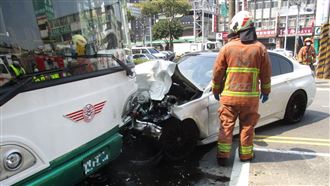 無照男開BMW闖紅燈與公車對撞　2人傷送醫