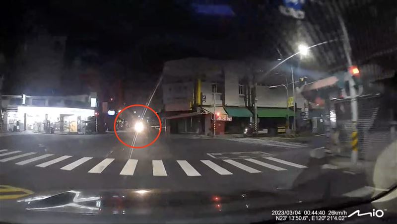 巡邏警車被瘋狂閃燈！警驚見暗號急搶命