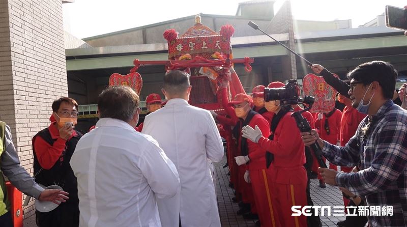 欽點仁醫救91歲病嬤　媽祖遶境首為他改道