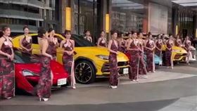 竹聯幫明仁會在萬豪酒店舉辦春酒，飯店門口停滿藍寶堅尼等超跑。（圖／翻攝畫面）