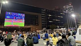 經典賽預賽開打  台中市府前廣場直播（1）2023世界棒球經典賽（WBC）A組預賽8日起正式在台中洲際棒球場展開，台中市政府也在府前廣場舉辦賽事直播活動，吸引許多球迷前往關注台灣隊比賽。（台中市政府提供）中央社記者趙麗妍傳真  112年3月8日