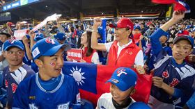 經典賽／郭台銘夫婦「攜2校隊」應援台灣隊：有天會換他們被世界看見。（圖／翻攝自郭台銘臉書）