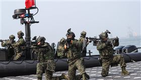 海軍加強戰備  突擊艇岸邊警戒國軍春節期間加強戰備，海軍27日在左營軍港舉行操演，海軍陸戰隊Ｍ109突擊艇模擬岸邊警戒狀態，隊員持槍保持警戒。中央社記者王騰毅攝  110年1月27日