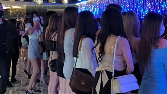 黑幫春酒踩紅線！警臨檢酒店公主排排站