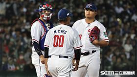 ▲世界棒球經典賽A組預賽，台灣隊先發投手胡智為遭遇危機，投手教練許銘傑喊暫停。（圖／記者劉彥池攝影）