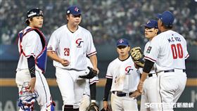 ▲世界棒球經典賽A組預賽，台灣隊投手鄧愷威沒有抓下出局數失3分有2分是責失。（圖／記者劉彥池攝影）