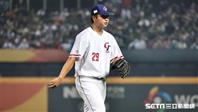 ▲世界棒球經典賽A組預賽，台灣隊投手鄧愷威沒有抓下出局數失3分有2分是責失。（圖／記者劉彥池攝影）