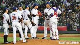 ▲世界棒球經典賽A組預賽，台灣隊投手曾峻岳挨3安投出2次保送，沒有抓下出局數，失3分都是責失。（圖／記者劉彥池攝影）