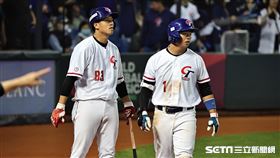 ▲世界棒球經典賽A組預賽，台灣隊二壘手鄭宗哲外野深遠飛球被美技沒收。圖／記者劉彥池攝影）