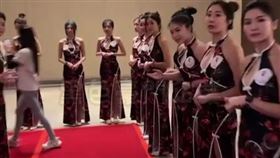 竹聯幫明仁會在萬豪酒店舉辦春酒，並找來150名旗袍辣妹迎賓。（圖／翻攝自《黑色豪門企業》）