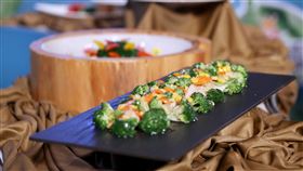 農糧署行銷國產產銷履歷蔬菜（2）農委會農糧署13日在台北舉行「天菜大煮廚行銷記者會」，為國產的產銷履歷高麗菜絲及冷凍青花菜行銷，並展示以高麗菜絲及冷凍青花菜製作的美味料理，中央社記者吳翊寧攝　106年12月13日