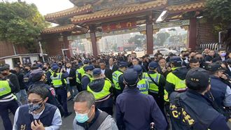 竹聯元老董桂均告別式　千名黑衣人送別