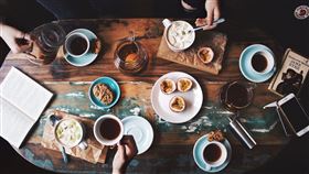 常喝咖啡吃甜食恐胃食道逆流外，也可能導致巴瑞特氏食道。（圖／聯安診所提供）