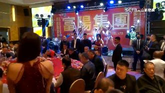 直擊黑幫春酒　台上熱舞辣妹、台下旗袍妹