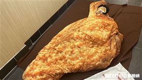 摩斯炸雞睡袋，記者劉沛妘攝影