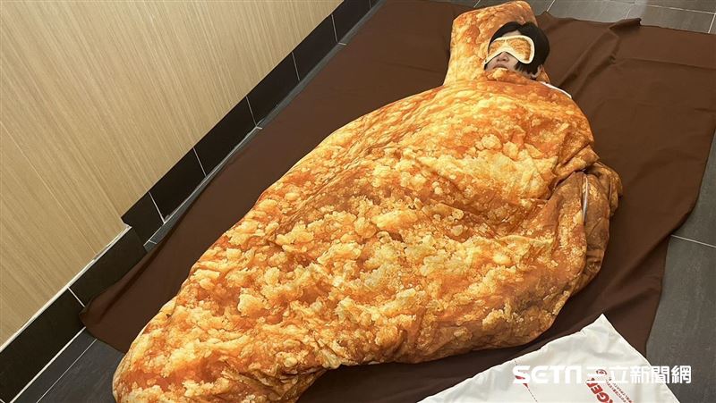 越睡越餓！「摩斯炸雞睡袋」實體首曝光
