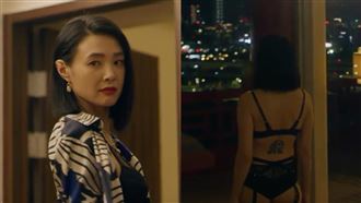 「律師」脫光穿情趣內衣　露美背翹臀辣爆