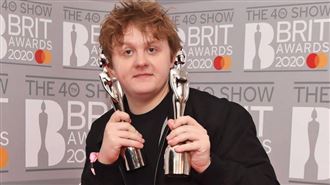 男歌手唱一半妥瑞症發作！粉絲暖幫他合唱