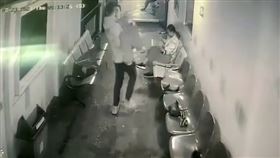 人妻讓老公「公主抱」真相太嚇人　她被當「垃圾」扔進大海險死（翻攝自《每日郵報》）鏡週刊，限該則新聞使用