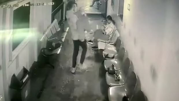 夫突「公主抱」！妻下秒被當「垃圾」扔海