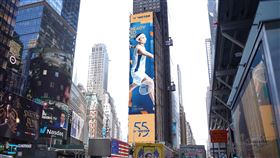 戴資穎出發全英公開賽  巨幅廣告登紐約時代廣場台灣羽球一姐戴資穎9日出發前往英國備戰BWF全英羽球公開賽，她的球拍贊助商也因慶祝成立55週年，特地放送戴資穎的形象廣告登上紐約時代廣場。（戴楠凱提供）中央社記者黎建忠傳真  112年3月9日