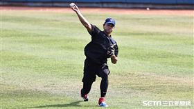 ▲世界棒球經典賽台灣隊休兵日練球，投手江少慶在外野接傳球。（圖／記者劉彥池攝影）