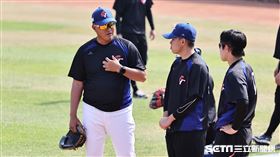 ▲世界棒球經典賽台灣隊休兵日練球，投手教練許銘傑和曾峻岳交談。（圖／記者劉彥池攝影）