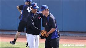 ▲世界棒球經典賽台灣隊休兵日練球，牛棚教練王建民緊盯鄧愷威調整。（圖／記者劉彥池攝影）