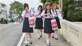 中國遊客穿泰國校服自拍。（圖／翻攝微博）