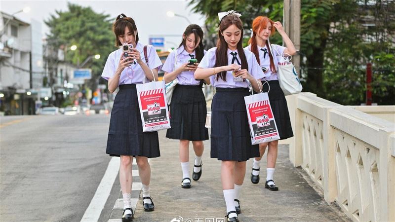 中國遊客愛穿泰國校服自拍恐觸法挨罰