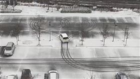 日本自衛隊，雪地開車流暢一筆劃出愛心，(圖／翻攝自自衛隊新潟地方協力本部推特)