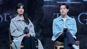 宋慧喬和鄭星一在劇中飄曖昧情。（圖／Netflix提供）