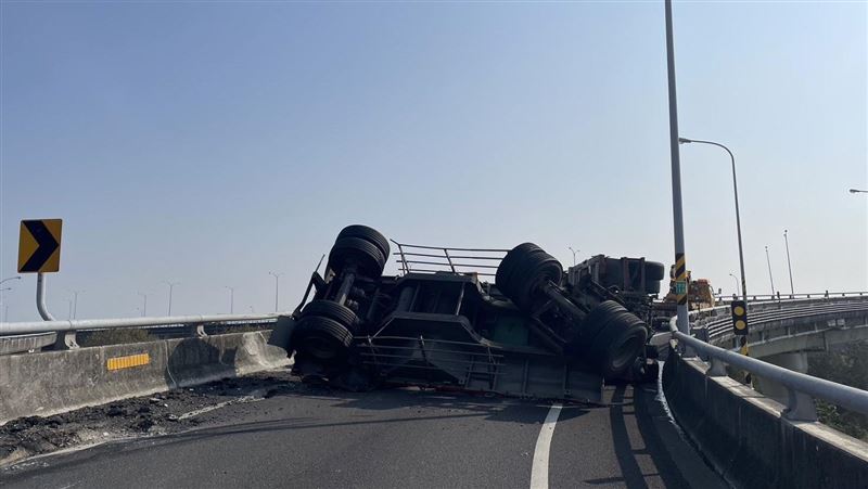 國1聯結車失控側翻　車身橫躺匝道全堵死