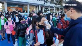 開學日小六童37.7度! 師連忙帶開隔離,校園,學校,防疫,學童,學生,額溫,量體溫,示意圖