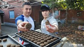 水管抓蟹行程中，唐振剛(左一)和班傑遭強風襲擊。（圖／八大提供）