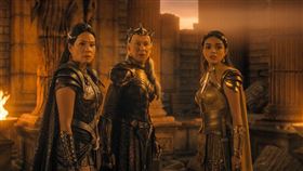 反派三姐妹暴走復仇。（圖／華納兄弟提供）