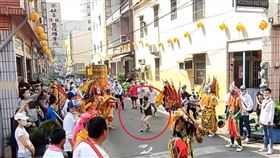 陣頭,千里眼,阿嬤,屏東東港,闖陣（圖／翻攝自臉書）