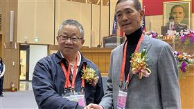 雲林縣正副議長選舉  沈宗隆、蔡(口永)(得)當選雲林縣正副議長選舉25日舉行，國民黨籍議長沈宗隆（左）順利連任，無黨籍蔡(口永)(得)（右）當選副議長。中央社記者姜宜菁攝  111年12月25日