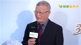 長庚紀念醫院耳科主治醫師吳哲民呼籲，及早檢測聽力有助延緩失智，呼籲衛生福利部國民健康署將聽力篩檢納入65歲以上民眾每年一次的成人健康檢查項目中。