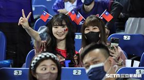 ▲世界棒球經典賽，球迷拿國旗進場幫台灣隊加油。（圖／記者劉彥池攝影）