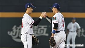 ▲世界棒球經典賽，台灣隊游擊手江坤宇、二壘手鄭宗哲擊掌。（圖／記者劉彥池攝影）
