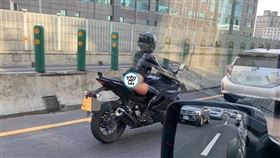 ▲一名重機正妹穿的超火辣，在車陣當中，顯得相當亮眼。（翻攝自重機車友 ❘ 各區路況天氣、資訊分享中心臉書）