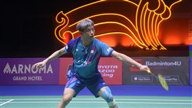 羽球男單選手林俊易擊敗香港對手伍家朗奪冠台灣羽球男單選手林俊易5日在泰國羽球大師賽決賽中以21比17、21比14直落二擊敗香港對手伍家朗，奪下冠軍。中央社記者呂欣憓曼谷攝  112年2月5日