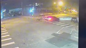 大里，車禍，撞翻，雞排妹,賓士車快速追撞，撞飛重摔落地，骨折(圖／翻攝畫面)