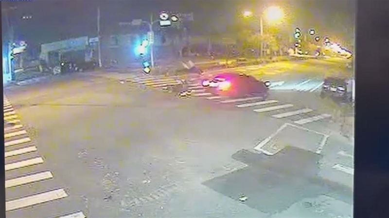22歲女遭賓士沒煞車猛撞　噴飛騰空重摔地
