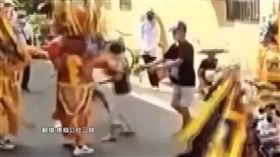 東港陣頭遭阿嬤亂闖! 神將暴走嘶吼險架不住