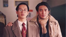 吳義芳（左）在《悲情城市》中飾演梁朝偉（右）摯友「寬榮」。（圖／牽猴子提供）